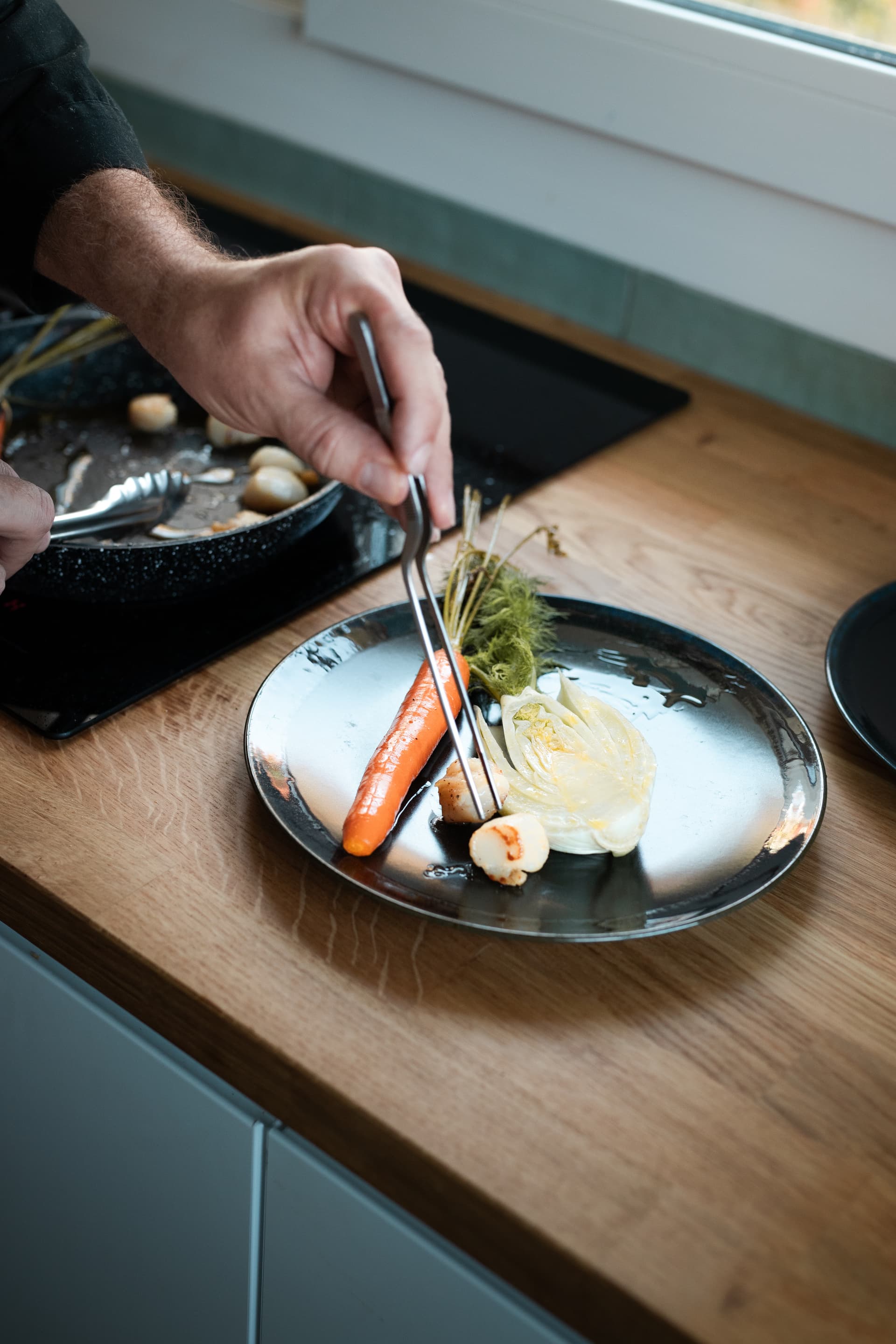 Plat signature, herbes fraîches et détails